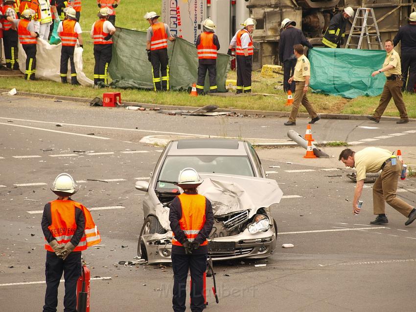 Schwerer Unfall mit Reisebus Lohmar Donrather Dreieck P417.JPG